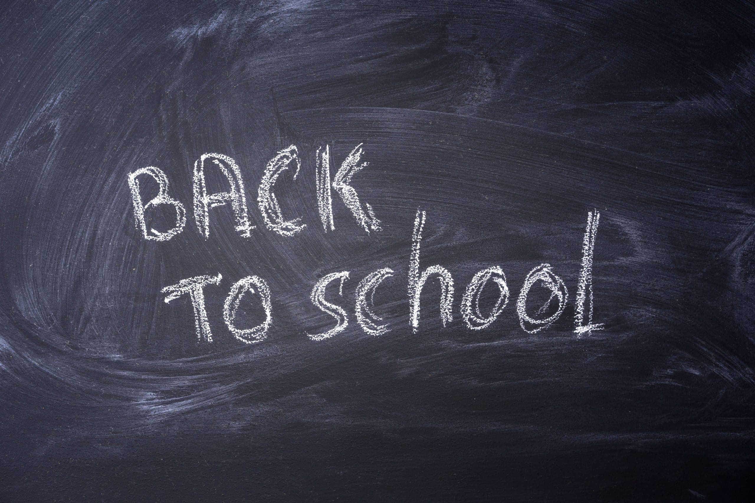 photo d'un tableau à craie avec écrit back to school